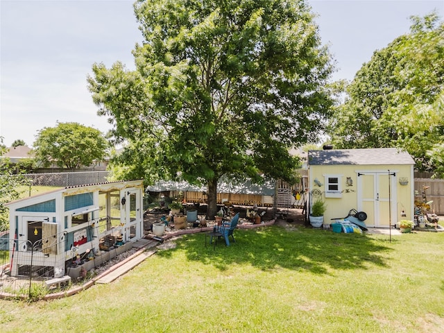 1003 E Burnett St, Ennis, TX 75119 - view of yard with an outdoor structure and a storage shed