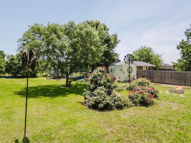 1003 E Burnett St, Ennis, TX 75119 - view of yard with a storage unit and an outdoor structure