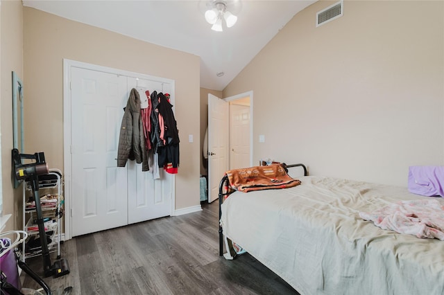 1003 E Burnett St, Ennis, TX 75119 - bedroom featuring lofted ceiling, wood finished floors, a closet, and baseboards