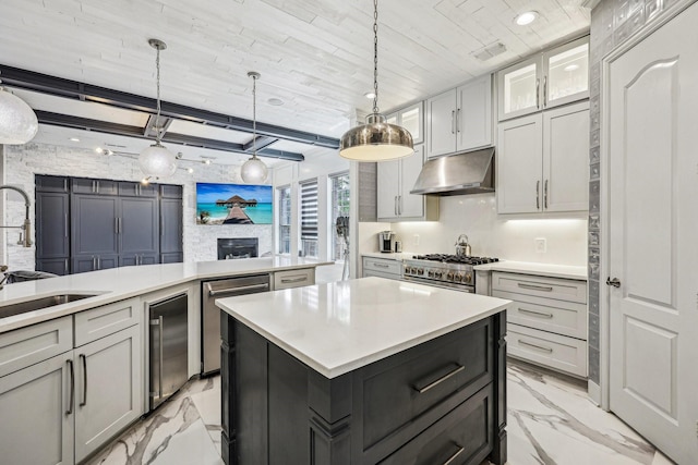 7012 Mills Branch Cir, Plano, TX 75024 - kitchen featuring light marble finish floors, a sink, under cabinet range hood, a kitchen island, and light countertops