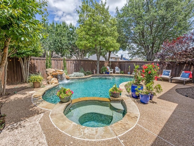 5040 Loma Alta Dr, Frisco, TX 75034 - view of pool featuring a fenced backyard, a pool with connected hot tub, and a patio