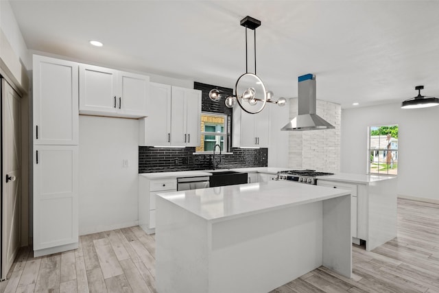 807 S Edgefield Ave, Dallas, TX 75208 - kitchen featuring wall chimney exhaust hood, a sink, a peninsula, tasteful backsplash, and a center island