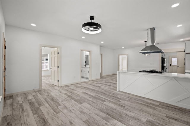 807 S Edgefield Ave, Dallas, TX 75208 - unfurnished living room featuring light wood finished floors, recessed lighting, and baseboards