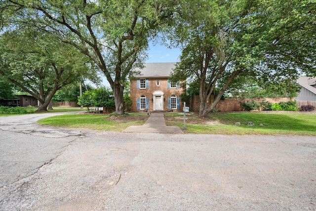 301 Peachtree St, Fairfield, TX 75840 - view of colonial inspired home
