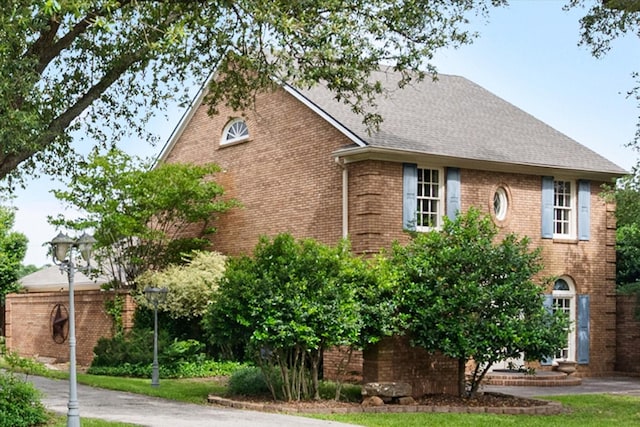 301 Peachtree St, Fairfield, TX 75840 - view of front of home featuring brick siding and roof with shingles
