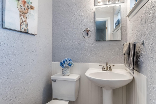 4833 Harper Dr, Mesquite, TX 75150 - bathroom with a textured wall, toilet, and a sink