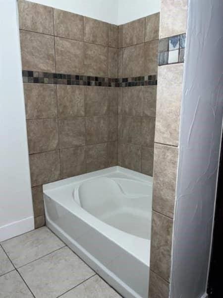 522 Helena St, Dallas, TX 75217 - full bathroom featuring a bath and baseboards