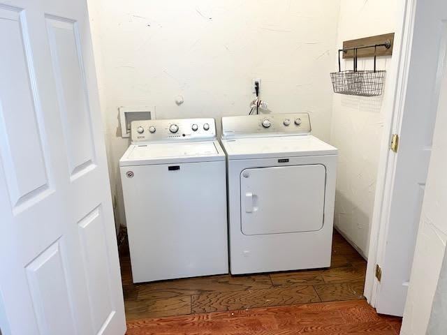 522 Helena St, Dallas, TX 75217 - laundry area with independent washer and dryer and wood finished floors