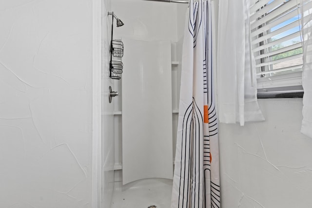 522 Helena St, Dallas, TX 75217 - bathroom featuring a stall shower