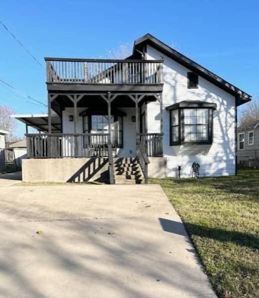 522 Helena St, Dallas, TX 75217 - view of front of home featuring a porch and a front lawn