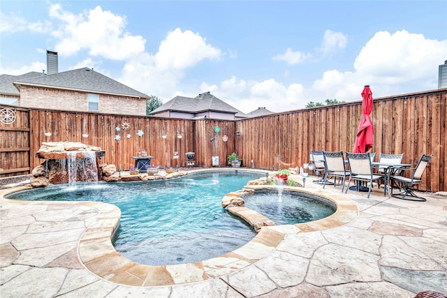 11086 Tenison Ln, Frisco, TX 75033 - view of pool featuring a pool with connected hot tub, a fenced backyard, and a patio
