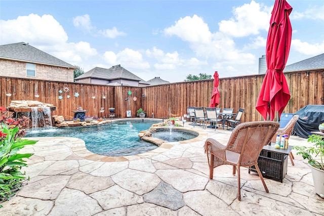 11086 Tenison Ln, Frisco, TX 75033 - view of pool featuring a patio area, a fenced backyard, a pool with connected hot tub, and outdoor dining area