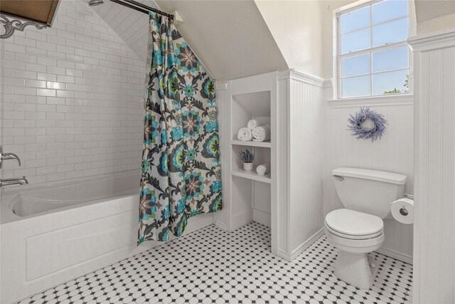 561 Farms Rd, New Hope, TX 75071 - full bathroom with toilet, shower / bathtub combination with curtain, vaulted ceiling, and a wainscoted wall