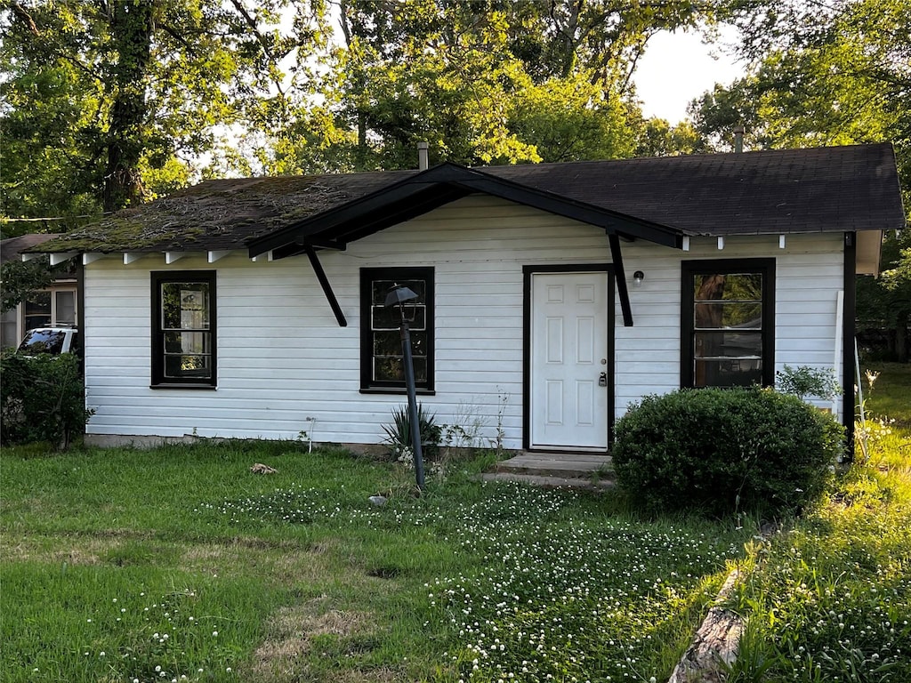 7032 Gregory St, Shreveport, LA 71108 - view of front facade with a front yard