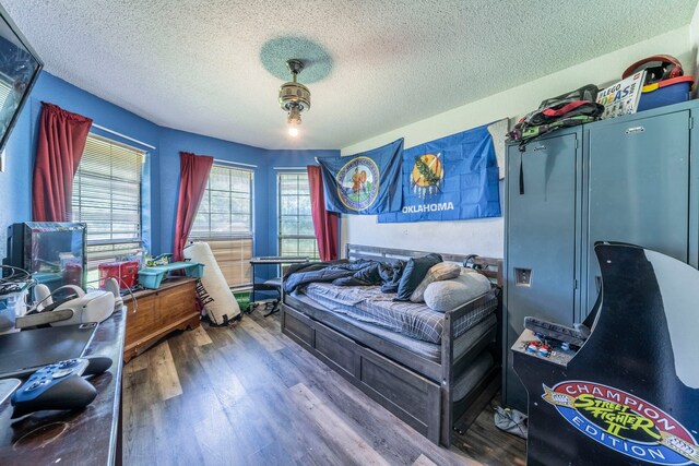 916 Rachelle Dr, Red Oak, TX 75154 - bedroom featuring wood finished floors and a textured ceiling