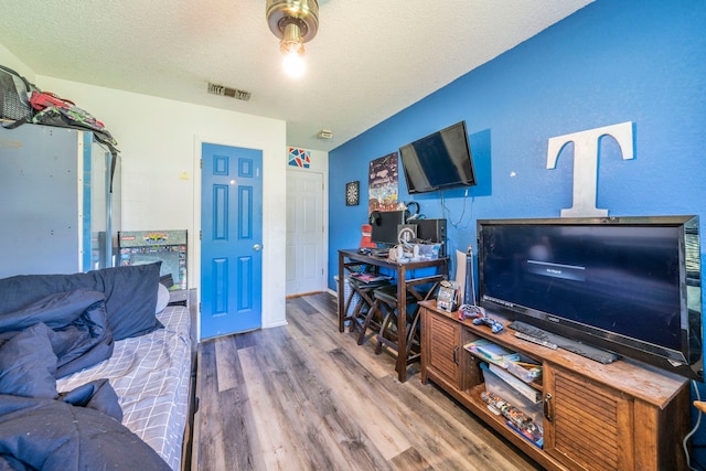 916 Rachelle Dr, Red Oak, TX 75154 - living area featuring wood finished floors and a textured ceiling