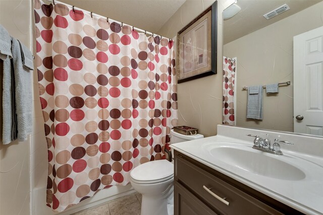 15606 Fox Meadow Ln, Frisco, TX 75035 - full bathroom featuring toilet, vanity, a shower with curtain, and tile patterned floors