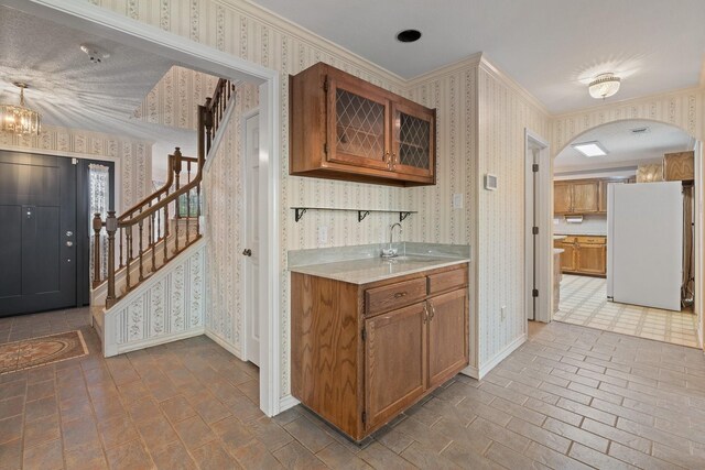 122 Clearview Ln, Fort Worth, TX 76126 - bar area with wallpapered walls, freestanding refrigerator, baseboards, arched walkways, and crown molding