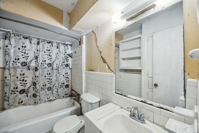 4518 Live Oak Dr, Mesquite, TX 75150 - full bath featuring tile walls, a sink, shower / tub combo, and toilet