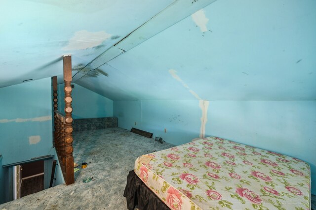 4518 Live Oak Dr, Mesquite, TX 75150 - bedroom featuring lofted ceiling and carpet flooring