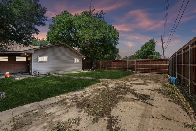 4518 Live Oak Dr, Mesquite, TX 75150 - view of yard at dusk