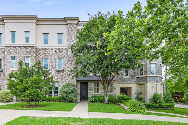4702 Dexter Ave, Fort Worth, TX 76107 - view of property with stucco siding and a front yard