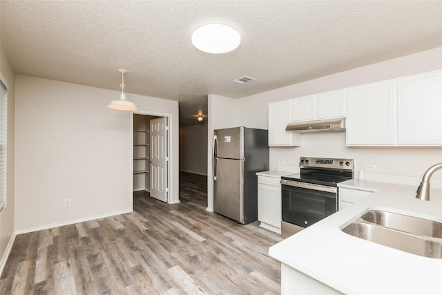 4913 Creek Ridge Trl, Fort Worth, TX 76179 - kitchen with appliances with stainless steel finishes, a sink, light countertops, white cabinetry, and a textured ceiling