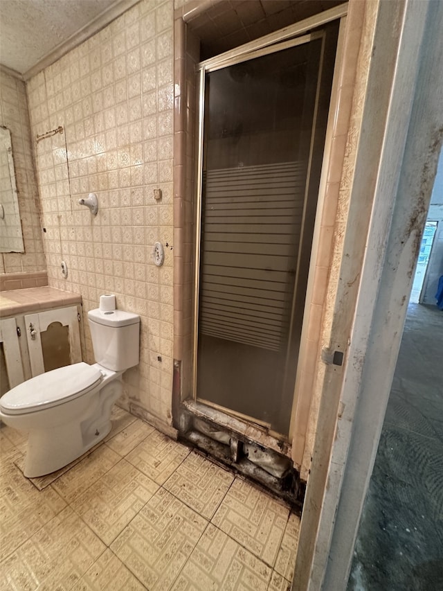 1505 Grove Dr, West Tawakoni, TX 75474 - full bathroom with a shower stall, toilet, vanity, tile walls, and a textured ceiling