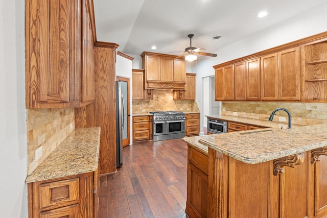 2100 Tremont Ave, Fort Worth, TX 76107 - kitchen featuring stainless steel appliances, a sink, a ceiling fan, a peninsula, and backsplash