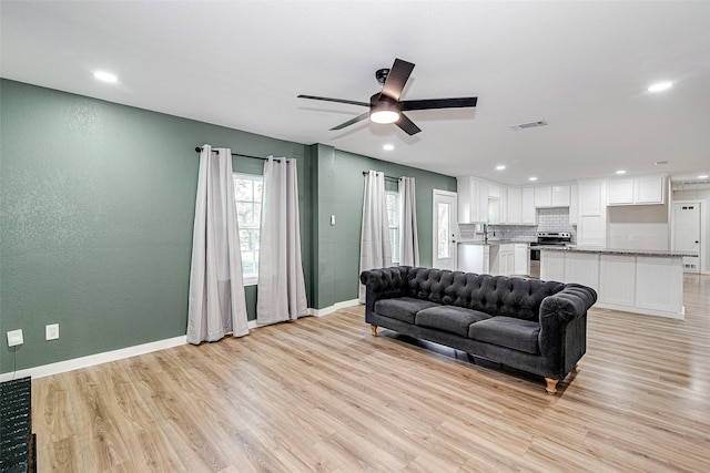 6225 Kentwood Pl, Fort Worth, TX 76112 - living area featuring baseboards, light wood-type flooring, a ceiling fan, and recessed lighting