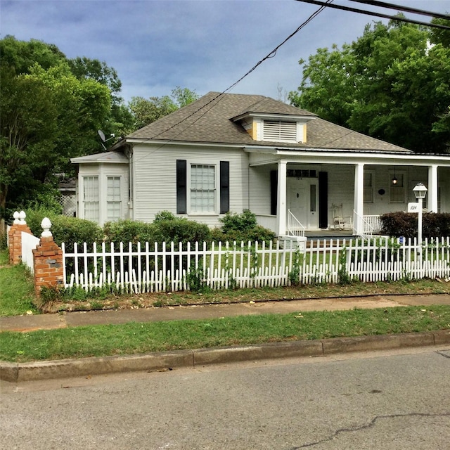 1014 N Sycamore St, Palestine, TX 75801 - bungalow-style house with covered porch, a fenced front yard, and a shingled roof