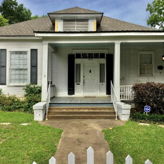 1014 N Sycamore St, Palestine, TX 75801 - view of exterior entry featuring a shingled roof and covered porch