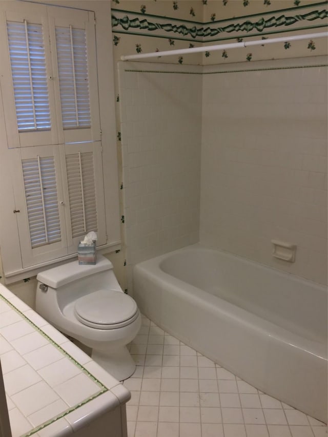 1014 N Sycamore St, Palestine, TX 75801 - full bath with tile patterned flooring, toilet, and bathing tub / shower combination