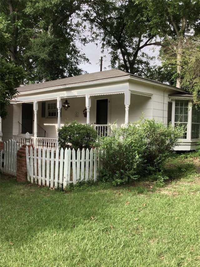 1014 N Sycamore St, Palestine, TX 75801 - view of property exterior featuring a porch