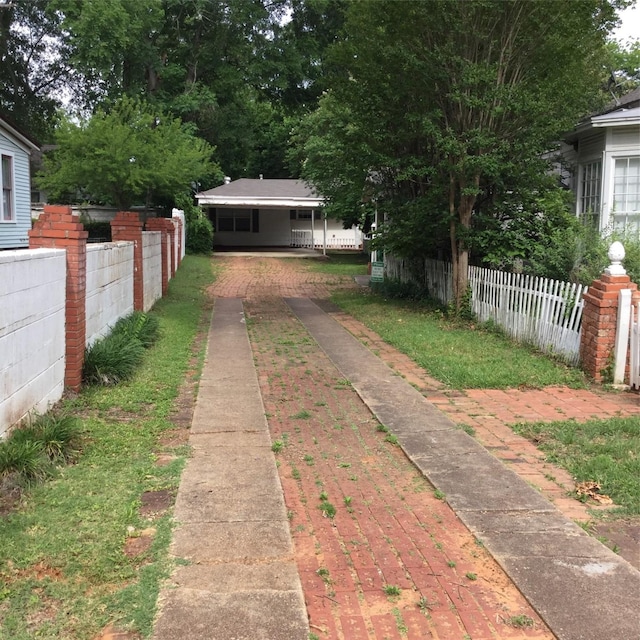 1014 N Sycamore St, Palestine, TX 75801 - view of yard featuring fence