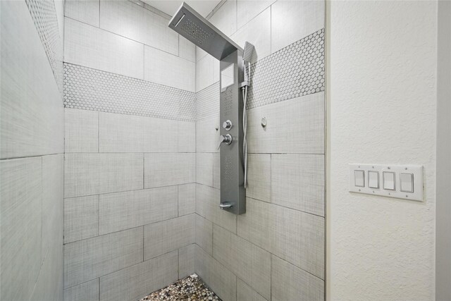 930 Baker St, Denison, TX 75020 - bathroom with tiled shower
