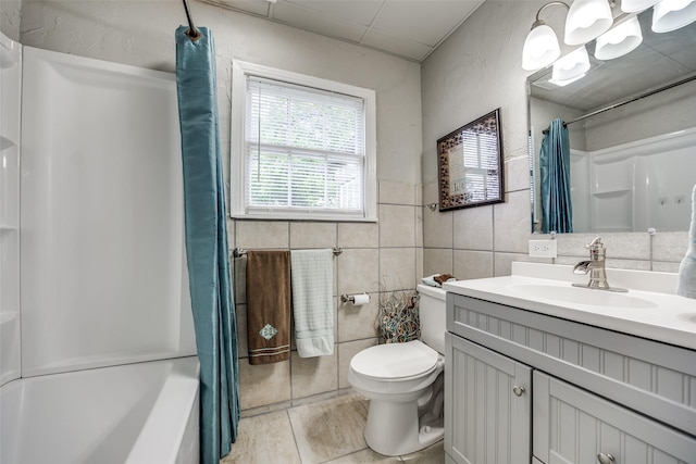2614 Ivandell Ave, Dallas, TX 75211 - full bath featuring tile walls, toilet, vanity, and shower / bath combo with shower curtain