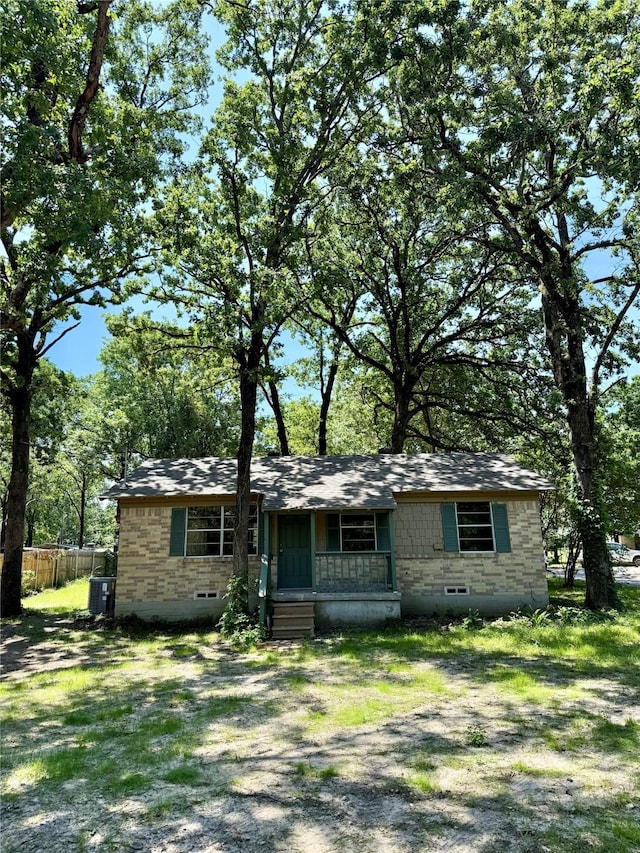 405 Forest Ln, Gun Barrel City, TX 75156 - view of front of home with covered porch, fence, and crawl space