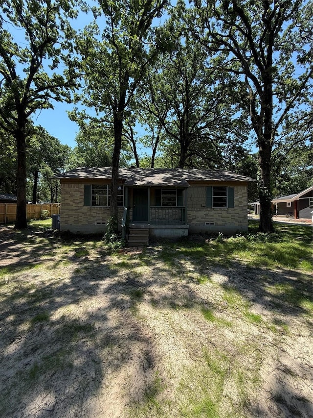 405 Forest Ln, Gun Barrel City, TX 75156 - view of front of property featuring covered porch, fence, and crawl space