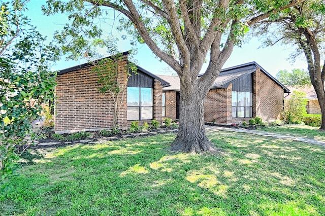 3229 Poteet Dr, Mesquite, TX 75150 - mid-century inspired home featuring a front yard and brick siding