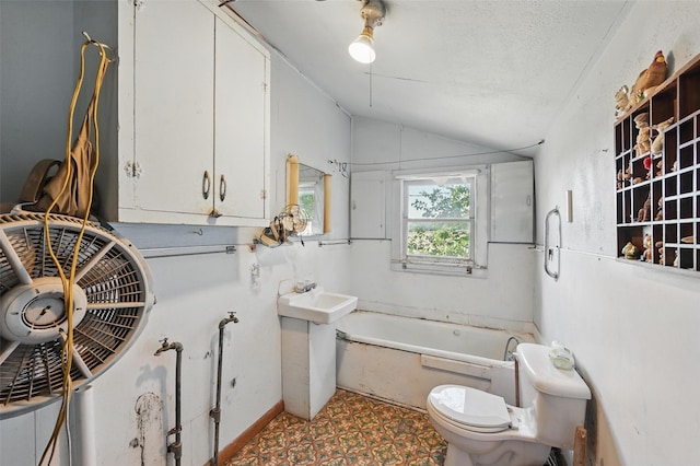 402 S Watson St, Alvarado, TX 76009 - bathroom featuring lofted ceiling, a garden tub, toilet, and a sink