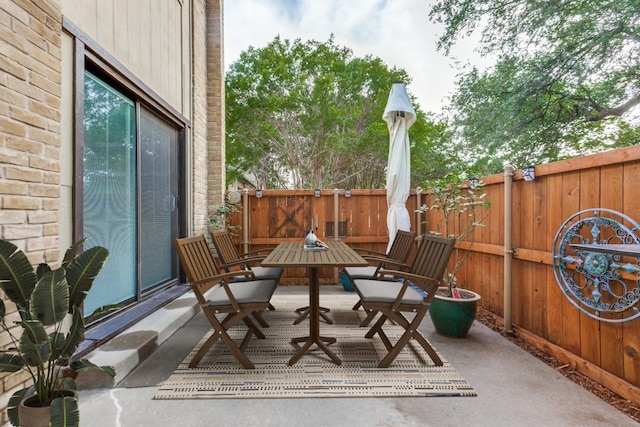 2638 Custer Pkwy Unit B, Richardson, TX 75080 - view of patio with outdoor dining area and a fenced backyard
