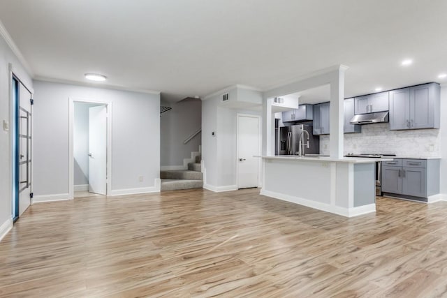 2638 Custer Pkwy Unit B, Richardson, TX 75080 - kitchen featuring stainless steel appliances, gray cabinets, under cabinet range hood, light wood-style floors, and ornamental molding