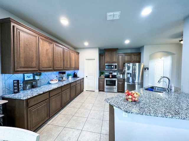 4237 Old Timber Ln, Fort Worth, TX 76036 - kitchen with stainless steel appliances, a sink, arched walkways, tasteful backsplash, and recessed lighting