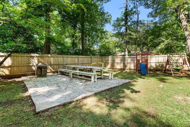 view of yard featuring a patio area