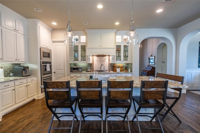 4207 Pearl Crescent Ln, Arlington, TX 76005 - kitchen with appliances with stainless steel finishes, a kitchen bar, white cabinets, an island with sink, and recessed lighting