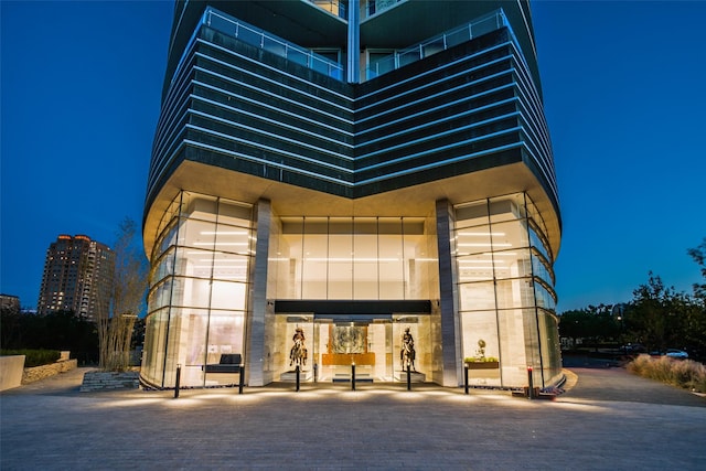 3130 N Harwood St Unit 903, Dallas, TX 75201 - view of property at night