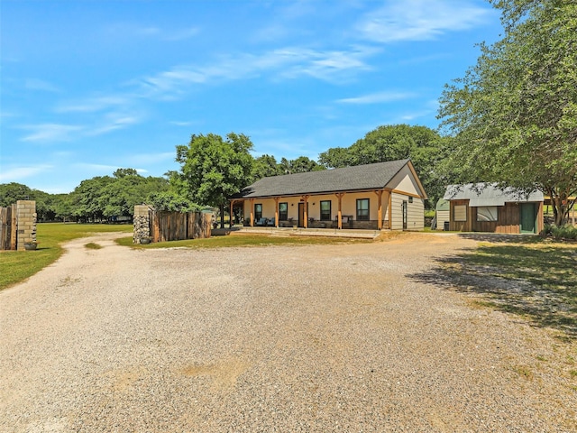 6025 Fm 902, Gainesville, TX 76240 - ranch-style house with dirt driveway and an outdoor structure