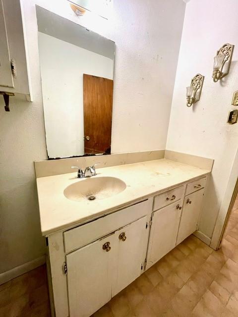 bathroom featuring vanity and baseboards