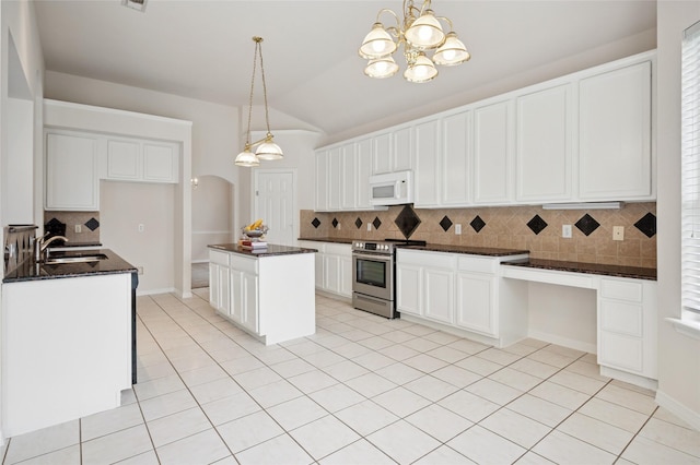 1221 Old Oak Trl, Flower Mound, TX 75028 - kitchen with stainless steel range with electric cooktop, white microwave, a sink, backsplash, and vaulted ceiling